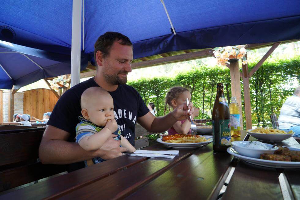 Familien essen beim Imbisskiosk mit Biergarten