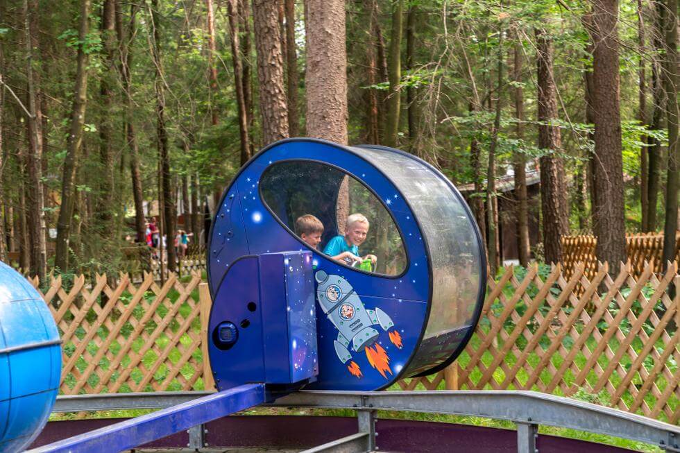 Kinder im Astronautentester am Fenster im Freizeitpark Märchenwald Isartal