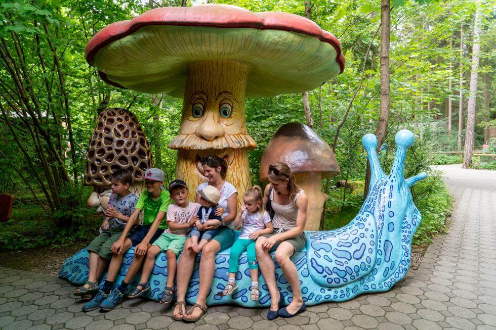 Familie auf bei den Geburtstagsboxen im Freizeitpark Märchenwald