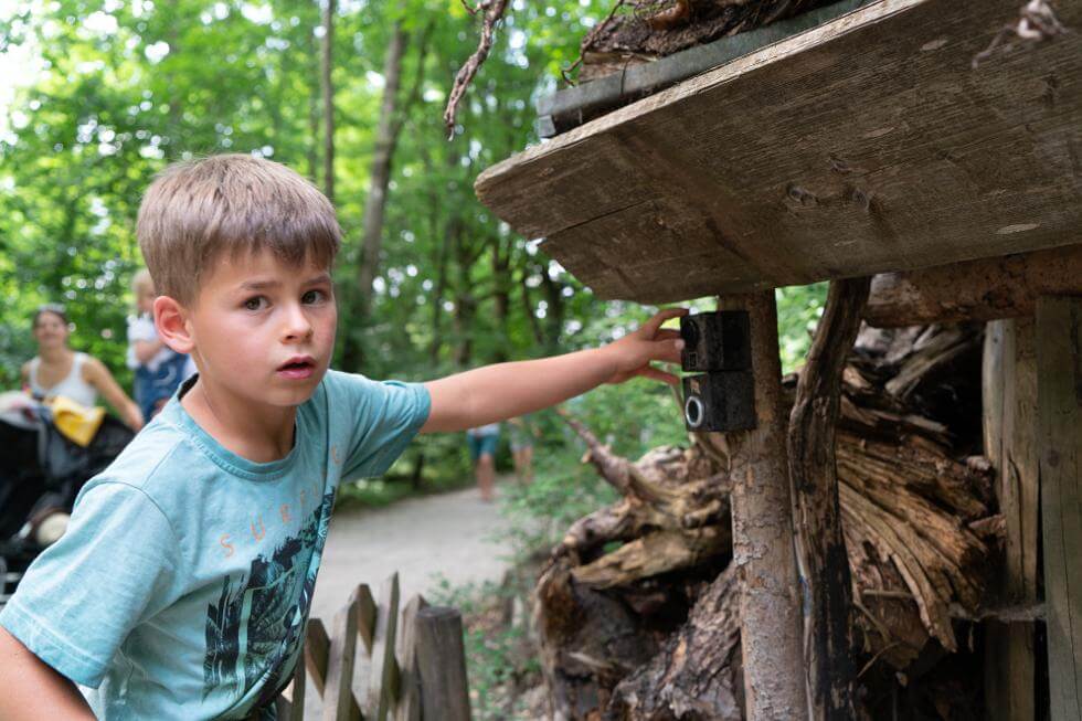 Ein Junge bei der Waldschenke im Freizeitpark Märchenwald