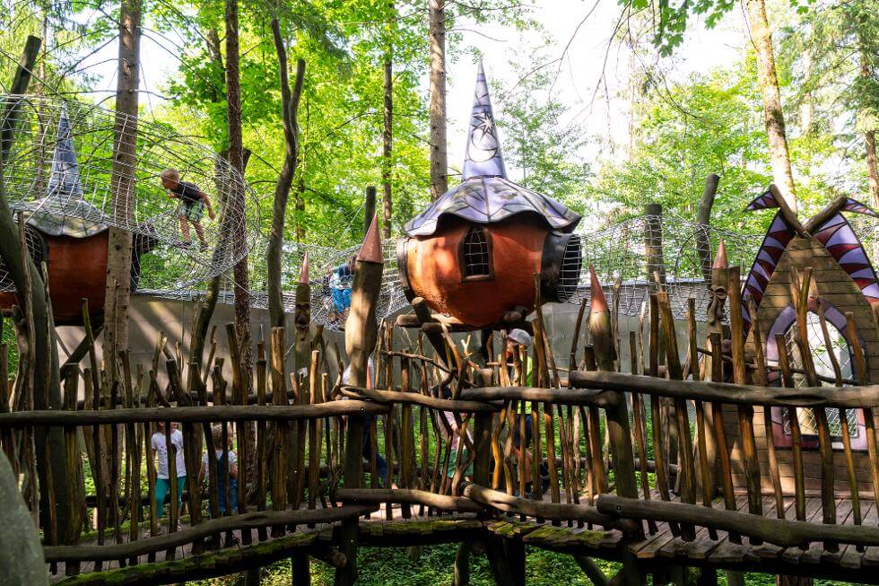 Das Zauberdorf im Freizeitpark Märchenwald von der Seite