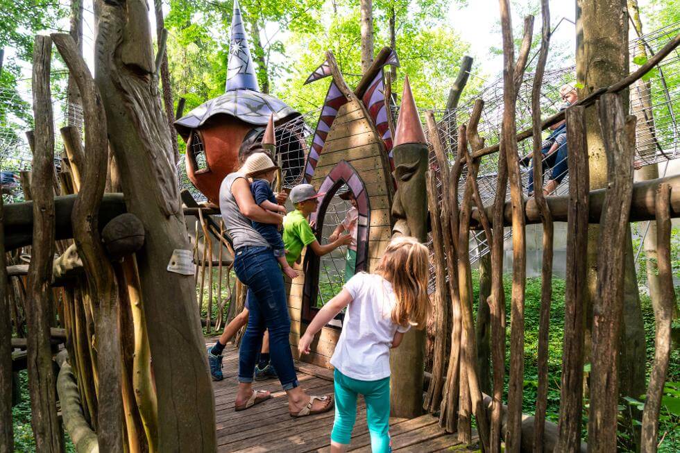 Kinder erkunden das Zauberdorf im Freizeitpark Märchenwald