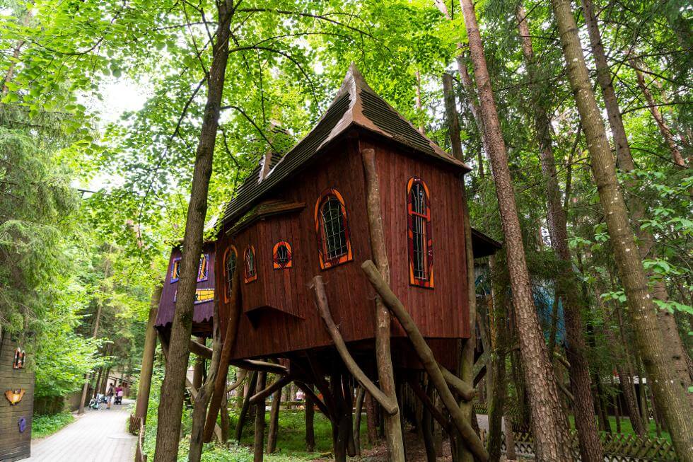 Märchenhafte Baumhäuser im Freizeitpark Märchenwald
