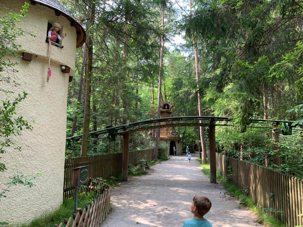 Kind sieht sich Rapunzel im Freizeitpark Märchenwald an