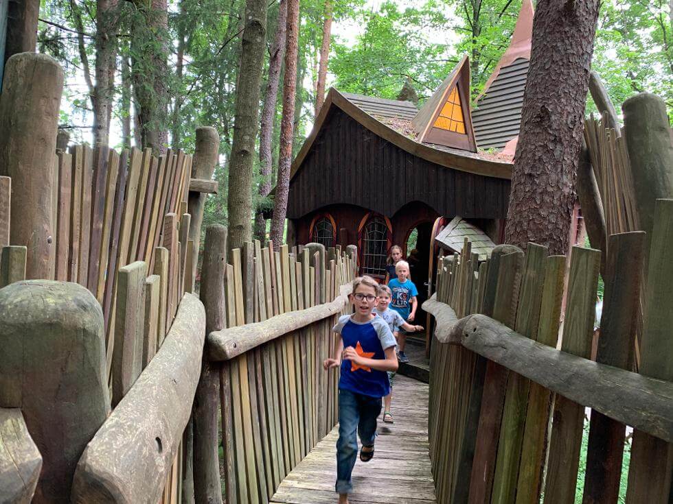 Kinder beim rennen durch den Freizeitpark Märchenwald