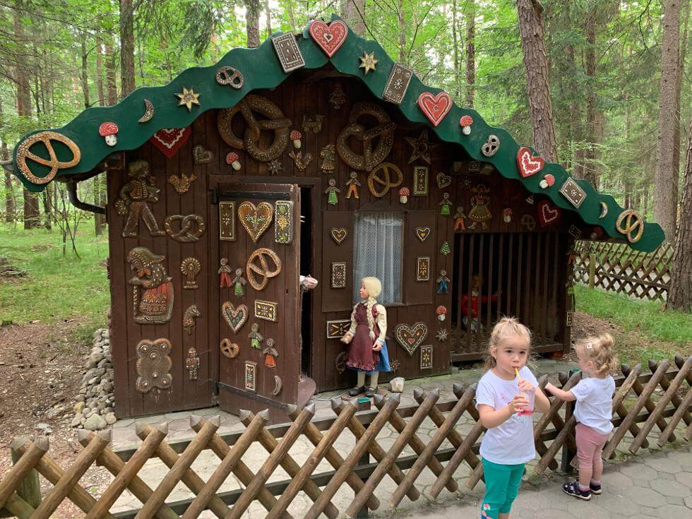 Kinder bei Hänsel und Gretel im Freizeitpark Märchenwald