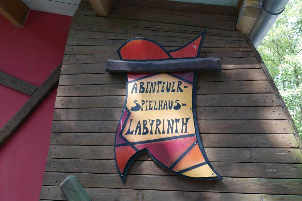 Schild vom Abenteuer-Spielhaus-Labyrinth