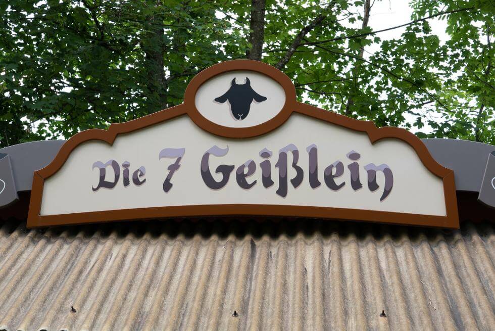 Schild der sieben Geißlein im Freizeitpark Märchenwald
