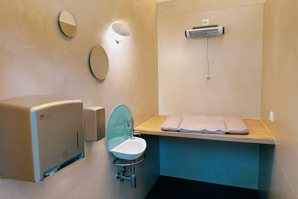 2024-07-08 Märchenwald Toiletten-Wickelraum-2